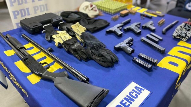 Adolescente fue detenido por tener arsenal en el dormitorio de su casa en Lampa