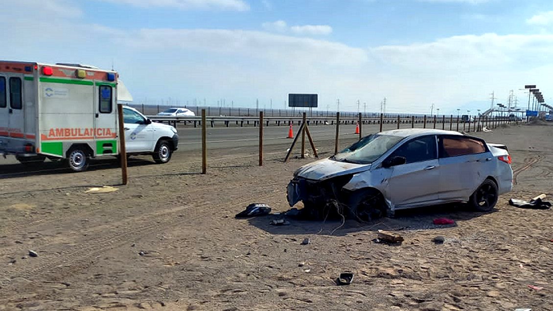Taltal: Huida de sospechosos dejó auto chocado, otro volcado y un muerto