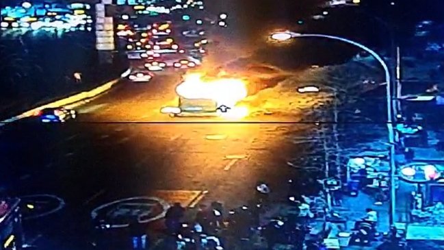 Encapuchados quemaron un bus del Transantiago frente a la USACh