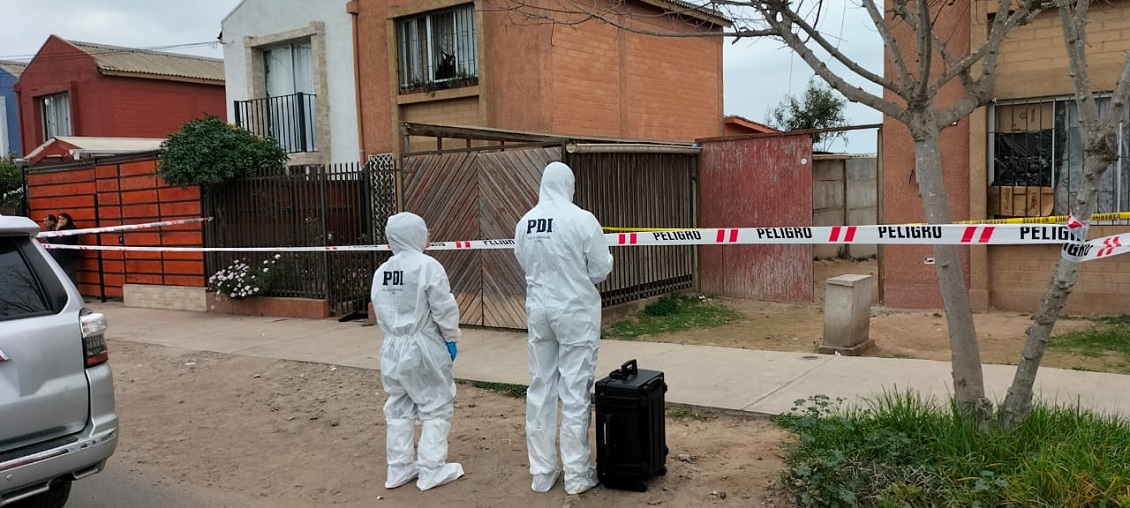 Mujer acusada de apuñalar a su hija recién nacida quedó con arresto domiciliario