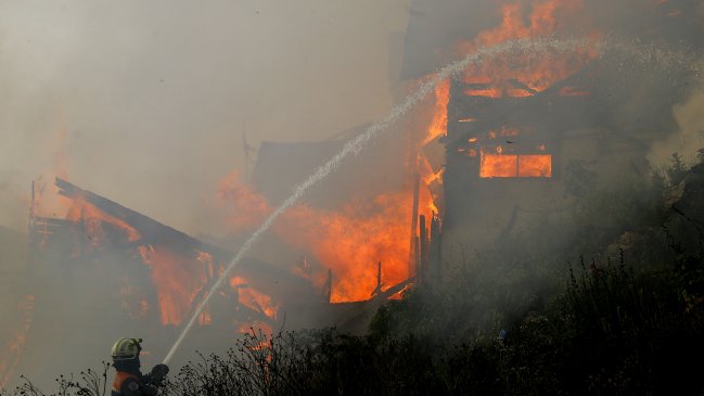 Incendio consumió al menos siete casas en el Cerro Mariposa de Valparaíso