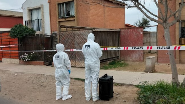 Mujer acusada de apuñalar a su hija recién nacida quedó con arresto domiciliario