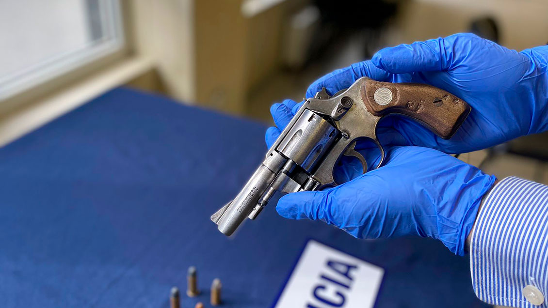 Escolar fue sorprendido con un arma de fuego en liceo de Angol