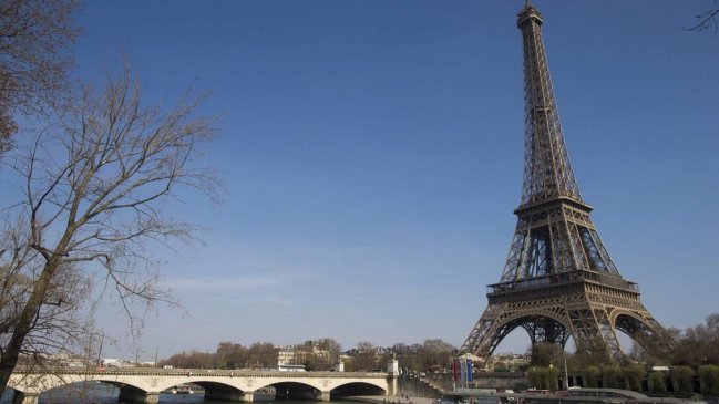 Policía evacuó la Torre Eiffel y sus alrededores por una alerta de bomba