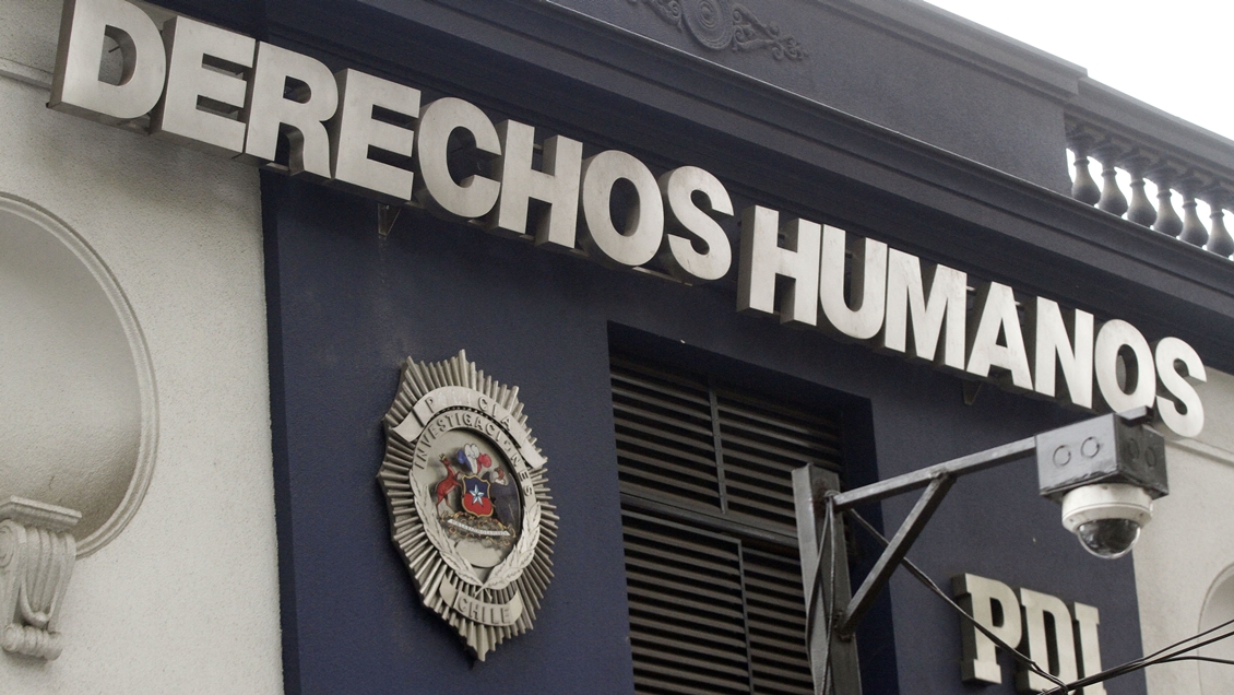 Encapuchados lanzaron bombas molotov a cuartel de la PDI en Providencia