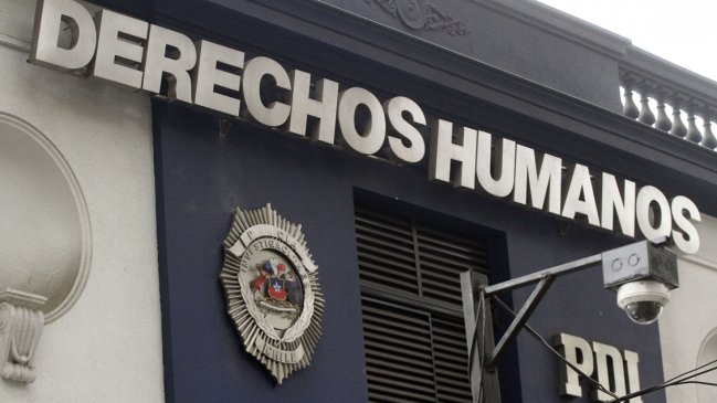 Encapuchados lanzaron bombas molotov a cuartel de la PDI en Providencia