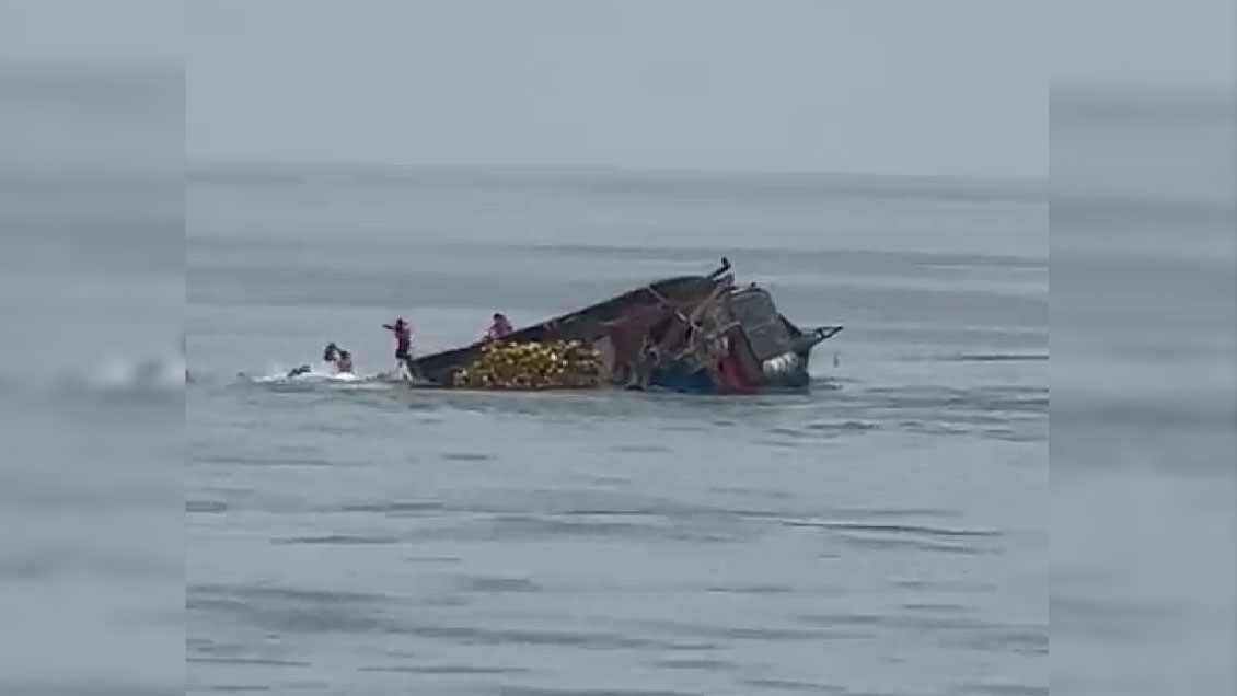 Armada rescató con vida a los ocho tripulantes de navío que naufragó frente a la costa de Arica