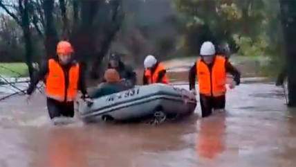  Adultos mayores fueron rescatados en un bote tras crecida del río Ñiquén  