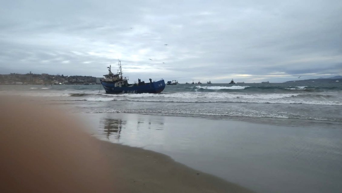 Embarcación al garete varó en Quintero