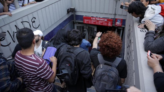 Más de 170 carabineros desplegados en el Metro buscan contener los llamados a evasiones masivas