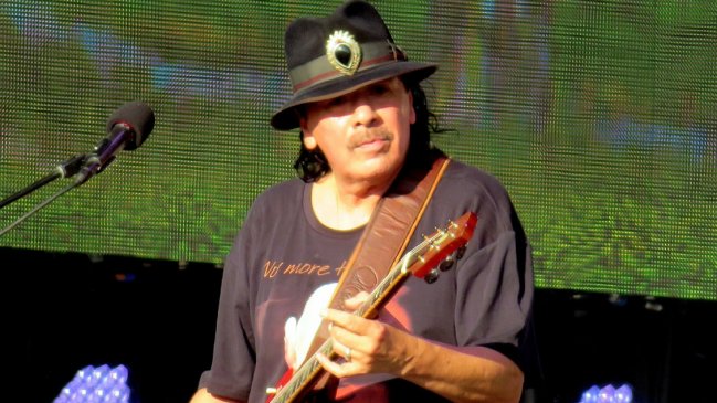 Carlos Santana hace polémica por controvertidos dichos transfóbicos