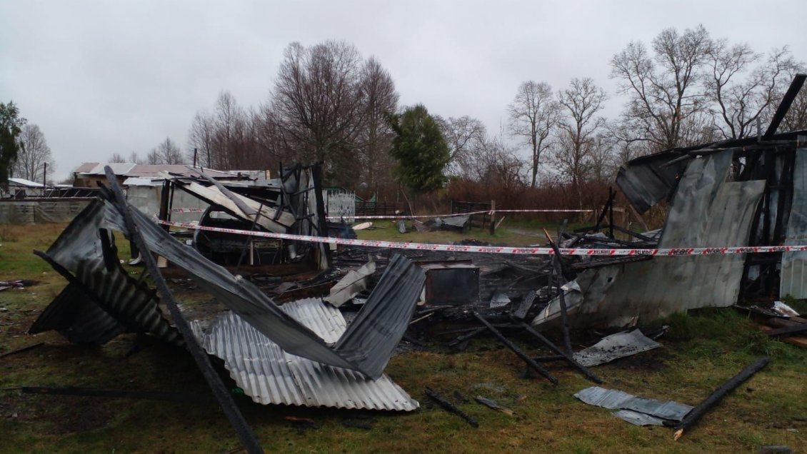 Investigan posible femicidio tras incendio en Villarrica