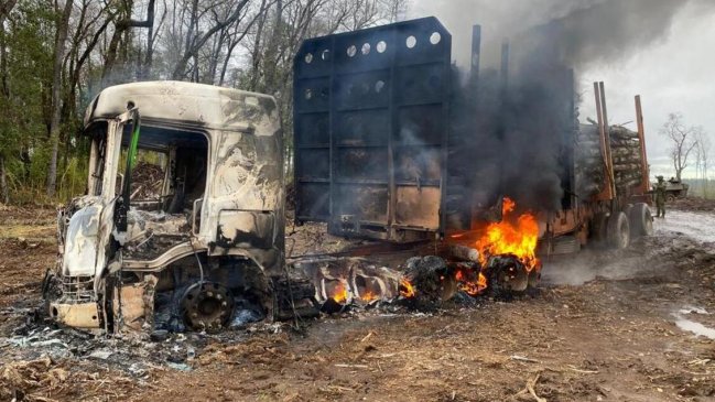 Ataque incendiario en Collipulli: Cuatro camiones quemados