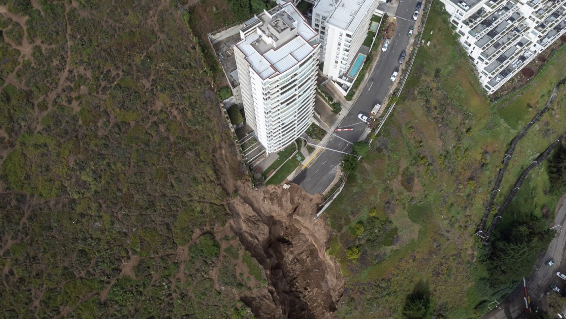 Socavón en el límite con Reñaca golpea al turismo de Concón