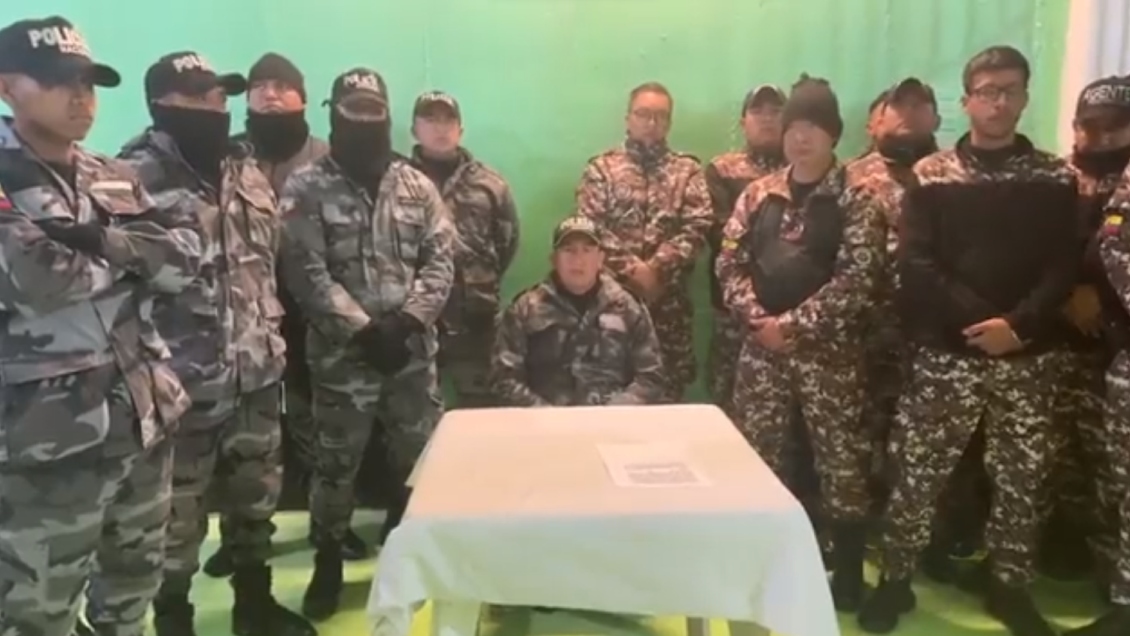 Presos amotinados en cárcel de Ecuador mantienen retenidos a policías y guardias