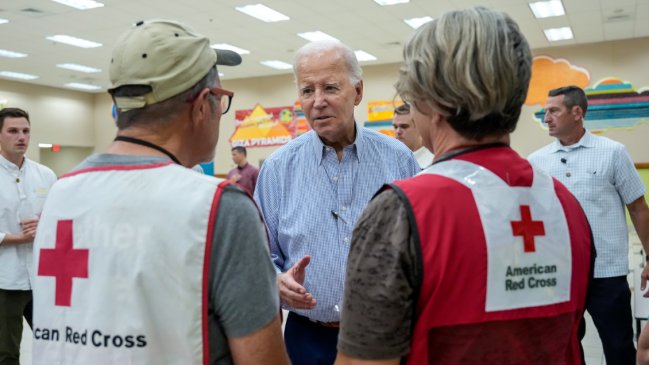  Biden recorrió una de las áreas más devastadas por el huracán Idalia  