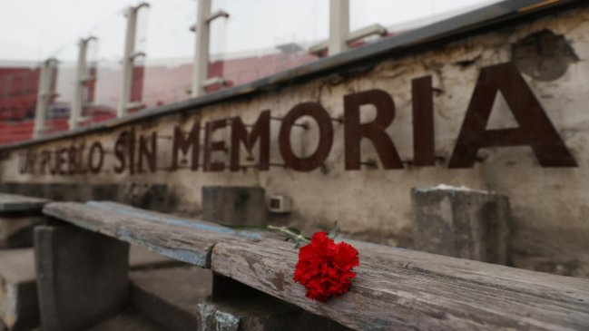 Víctimas del encarcelamiento en dictadura visitaron nuevamente el Estadio Nacional