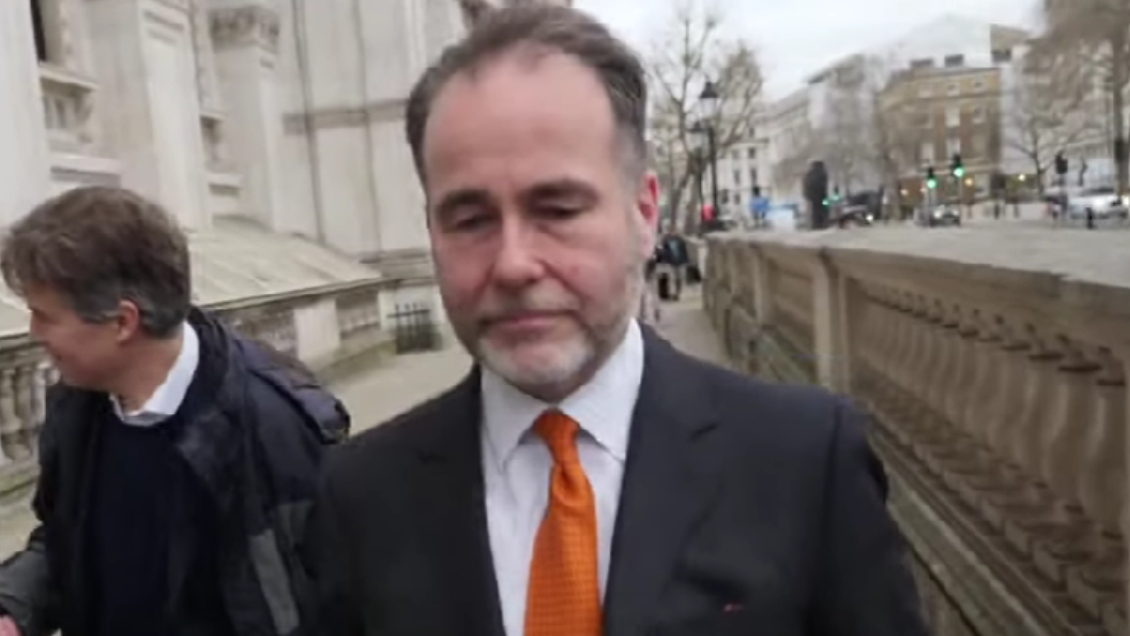 Renunció diputado británico acusado de manosear a dos hombres