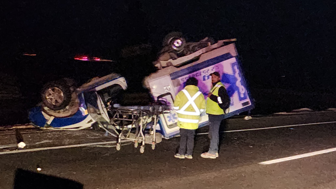 Ambulancia volcó en la Ruta 5 Norte: Tres personas resultaron gravemente heridas