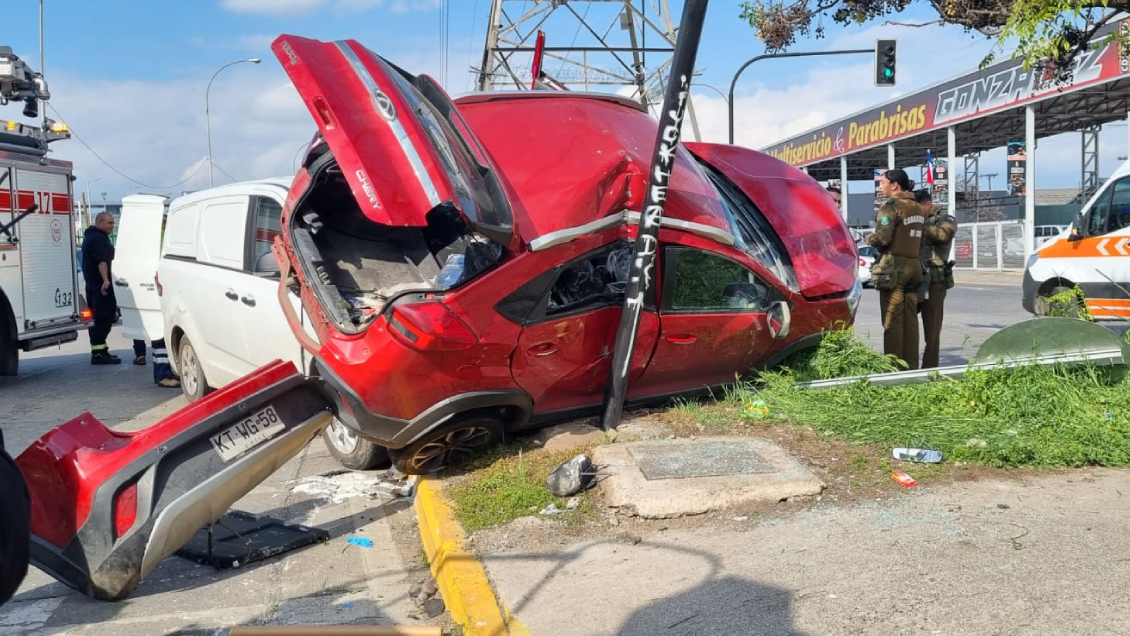 Fuerte colisión dejó dos heridos en Santiago