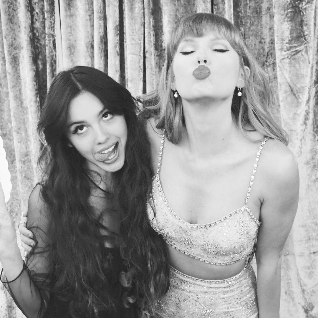 Taylor Swift y Olivia Rodrigo en los Brits Awards 2021