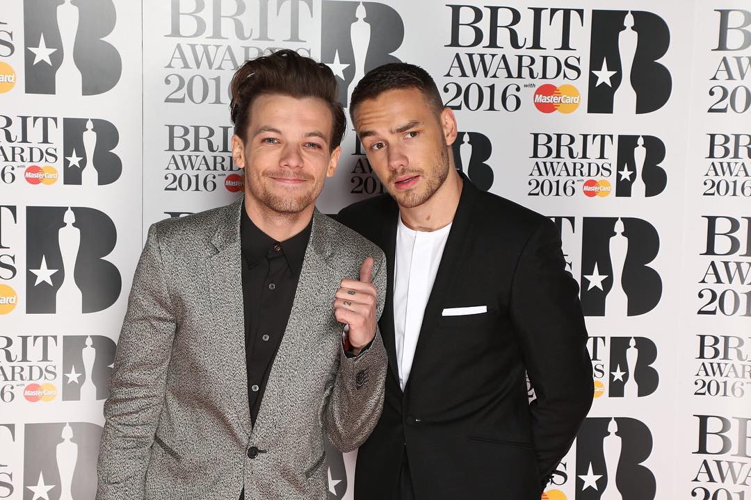Liam Payne y Louis Tomlinson representando a One Direction en los Brits Awards 2016