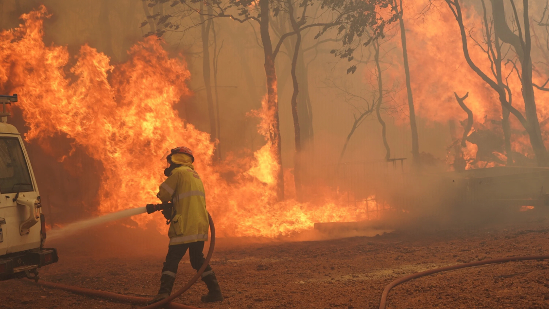 Fuertes vientos e inusual ola de calor avivan incendios en Australia