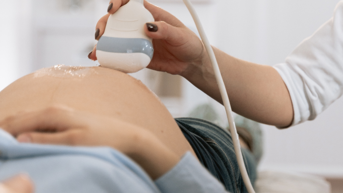 Hombre demanda a hospital por haber presenciado la cesárea de su esposa: Le provocó un 