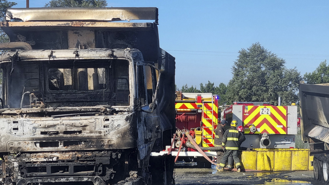 Atentado dejó varios camiones y maquinaria quemados en Osorno