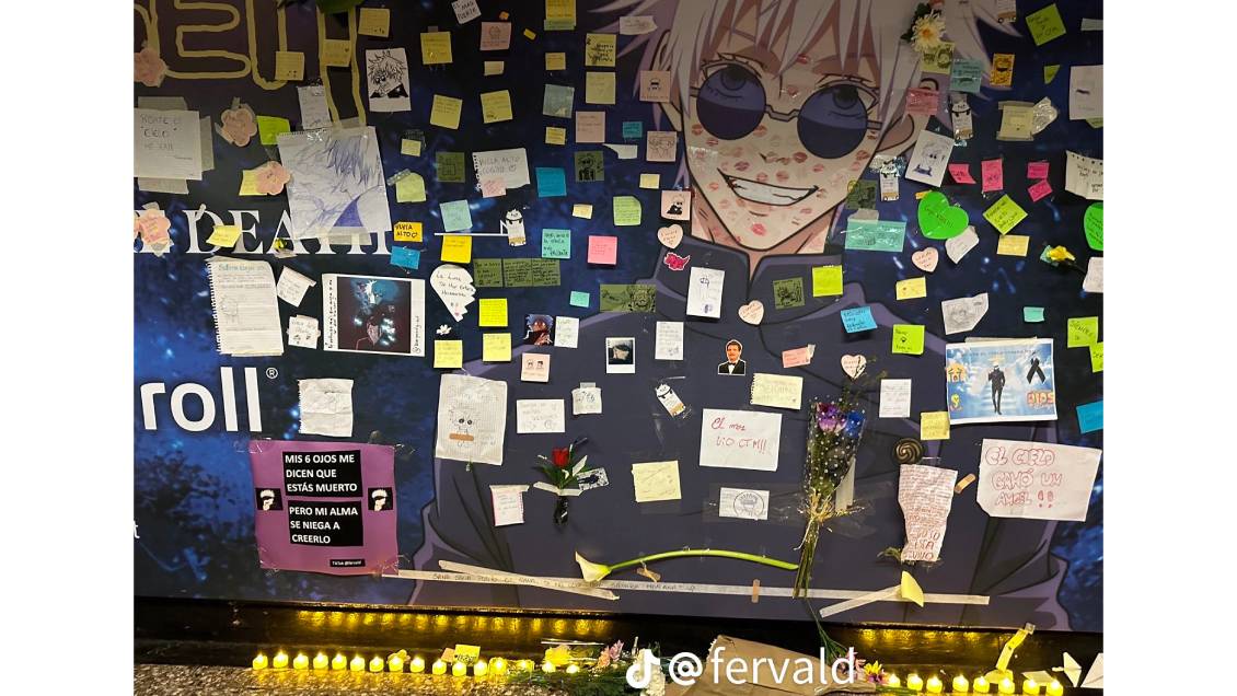 Arman animita en honor a Satoru Gojo en Metro de Santiago