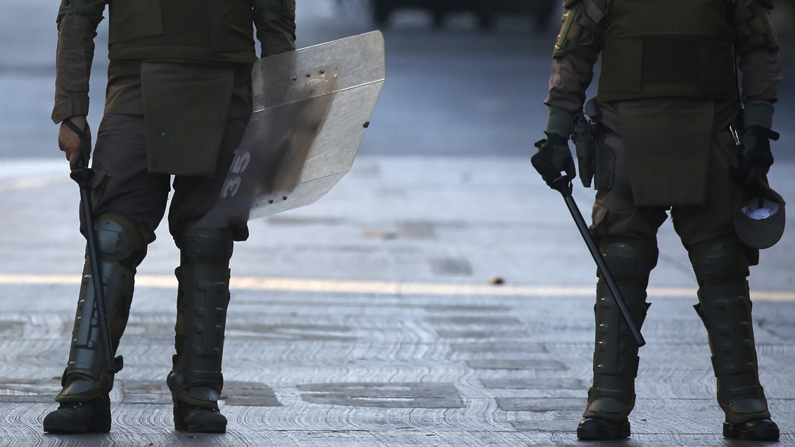 Carabinero golpeó y disparó a manifestantes y falseó partes en el estallido
