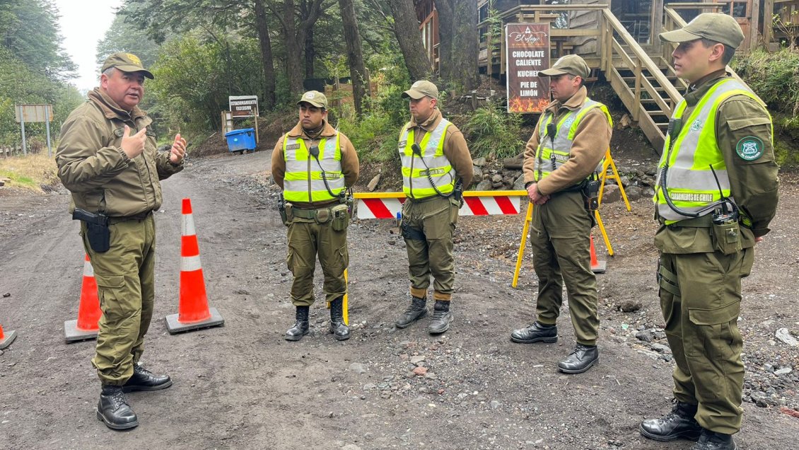 Carabineros refuerza vigilancia de viviendas evacuadas por volcán Villarrica