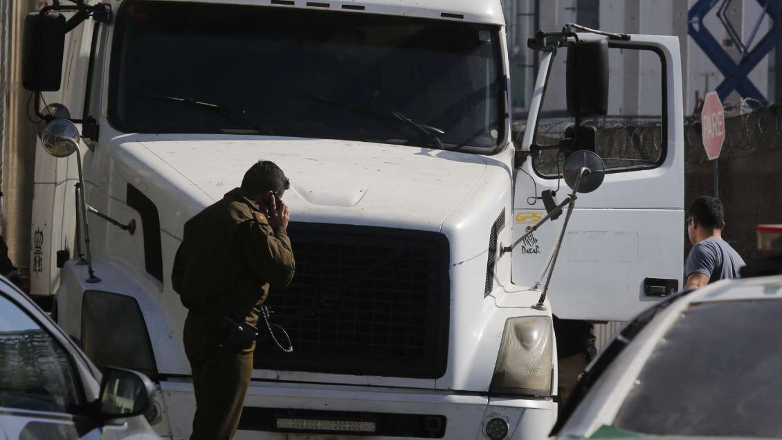 Banda a bordo de seis autos perpetró violento asalto a camión en Santiago