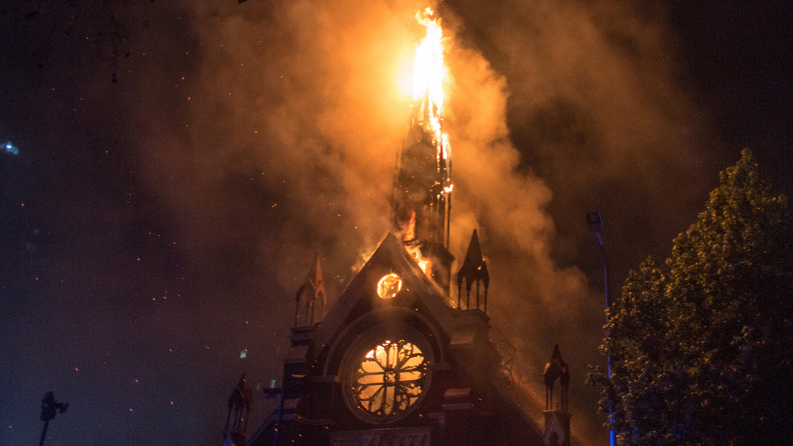 Diputados debaten endurecer castigo al incendio en lugares de culto y colegios