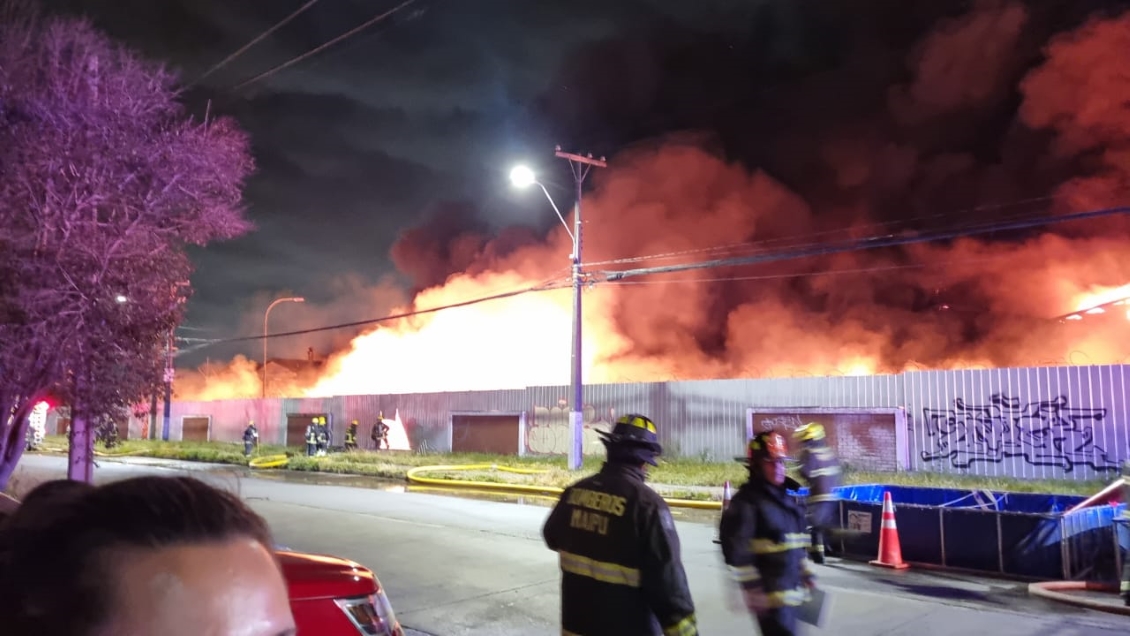Violento incendio afectó a bodegas en Cerrillos
