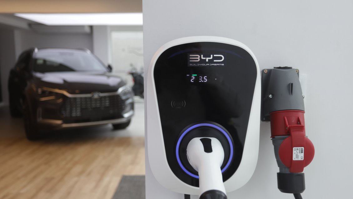 Académico: Penetración de autos eléctricos en Chile será de la mano de China