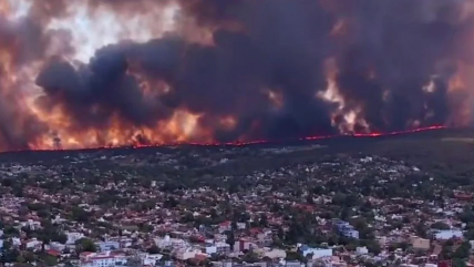   Devastador incendio forestal obligó masiva evacuación en Argentina 