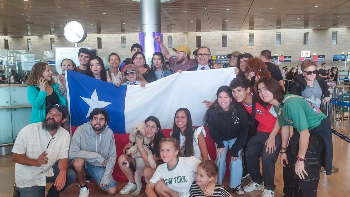 Despegó el cuarto y último vuelo humanitario de la FACh desde Israel