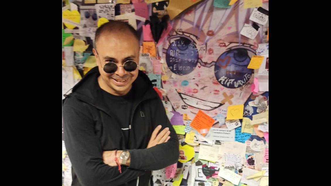 Voz latina de Satoru Gojo visitó animita de Jujutsu Kaisen en Metro de Santiago