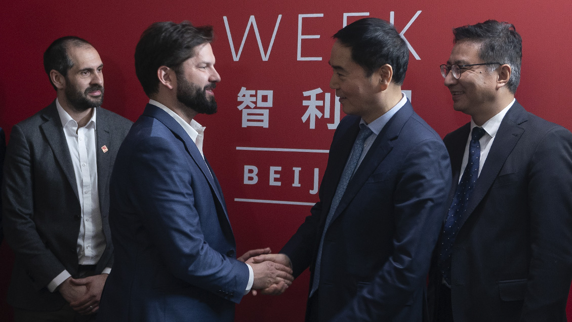 Boric cerró inversión china de US$230 millones para fábrica de baterías de litio en Mejillones