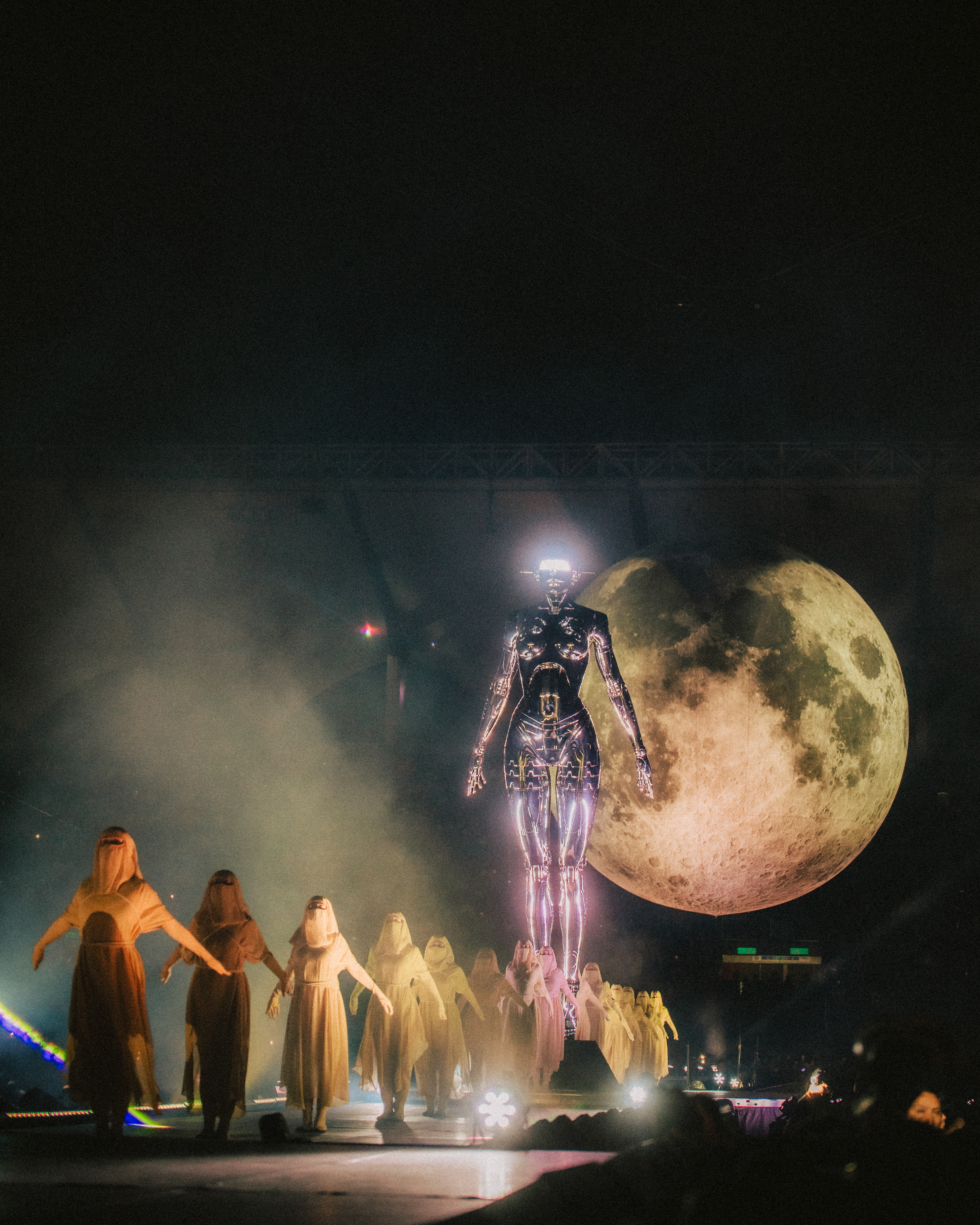Una robot sexy y una gran luna acompañaron a The Weeknd en su primera noche en Chile (Andie Borie / DG Medios)