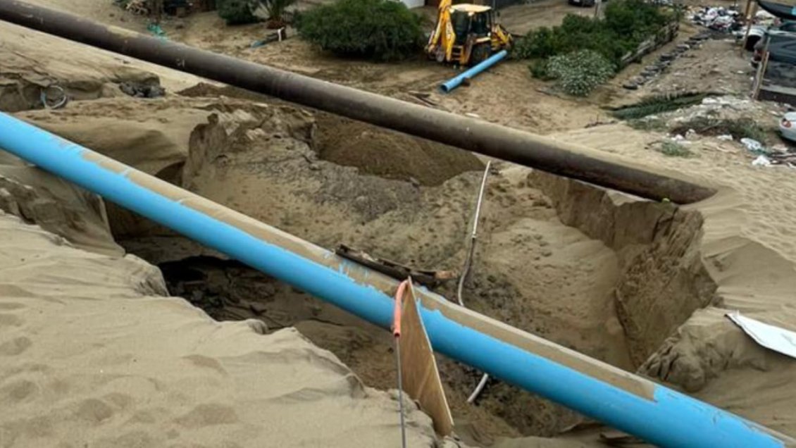 Rotura de matriz provocó socavón y corte de agua en Antofagasta