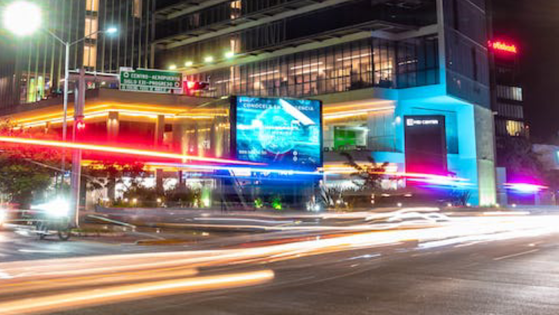 Nueva norma lumínica prohíbe pantallas publicitarias encendidas en las madrugadas