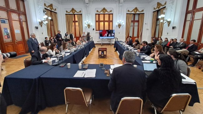 No libre de asperezas, Comisión Mixta debate pendientes de la propuesta de Constitución