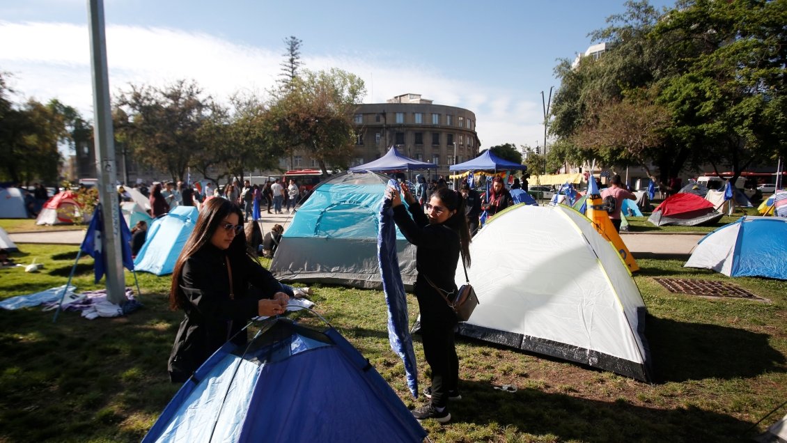 Familias de Lo Hermida levantaron campamento en Parque Balmaceda de Providencia