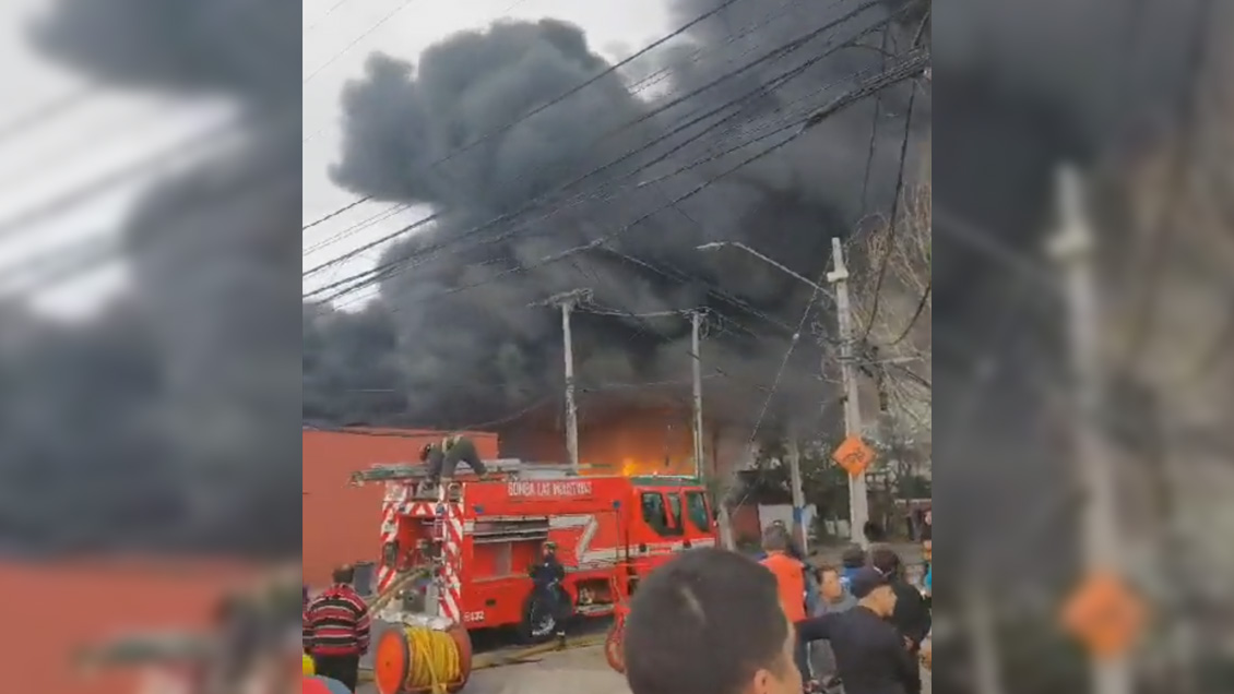 Enorme incendio afectó a fábrica de plásticos y dos viviendas en La Cisterna
