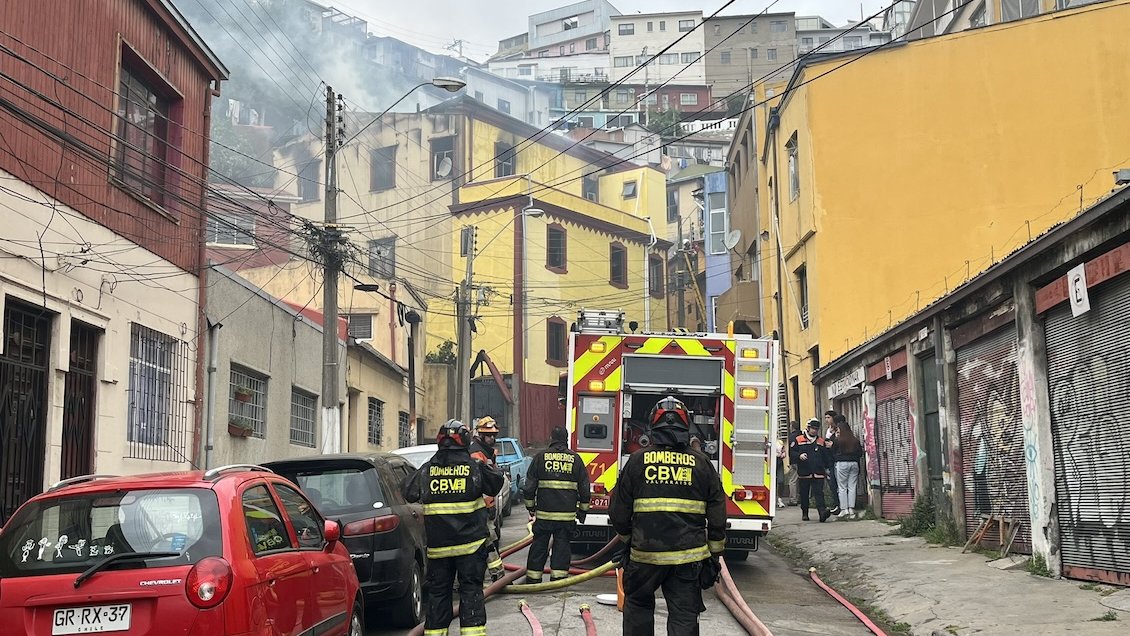 Valparaíso: Incendio afectó a cuatro viviendas en el Cerro Monjas