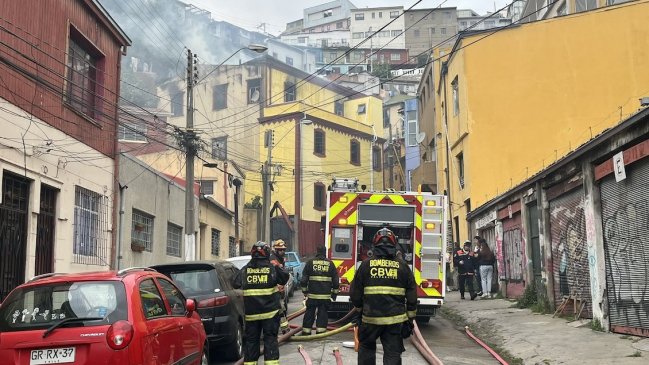 Valparaíso: Incendio afectó a cuatro viviendas en el Cerro Monjas