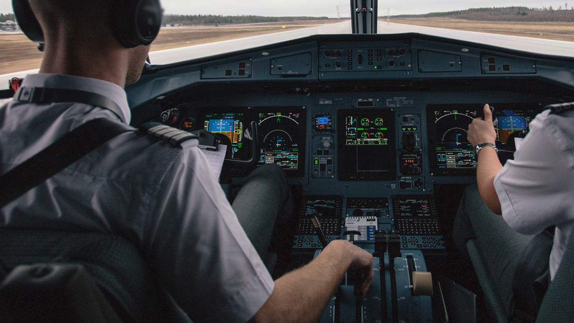 Piloto que volaba como pasajero intentó apagar los motores de su avión