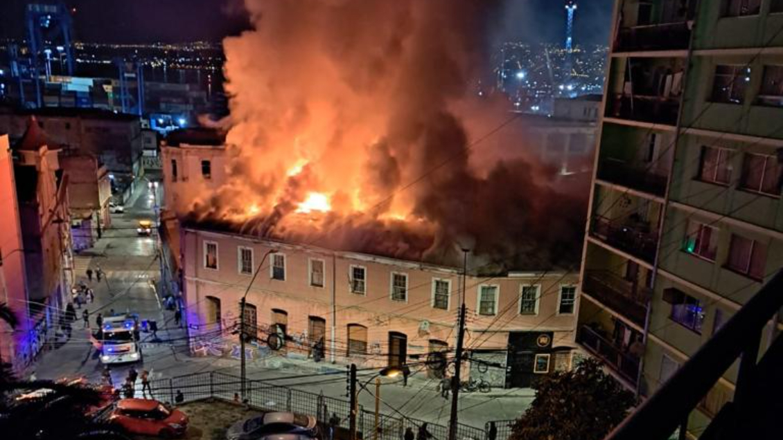 Violento incendio destruyó antigua casona en Valparaíso